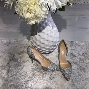 Embellish ur look with the eye-catching Blue by Betsey Johnson® Hazil pumps USED